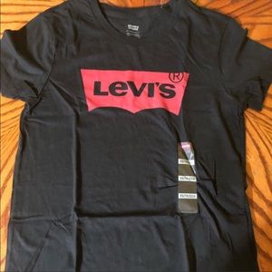 Women Levi’s T-Shirt